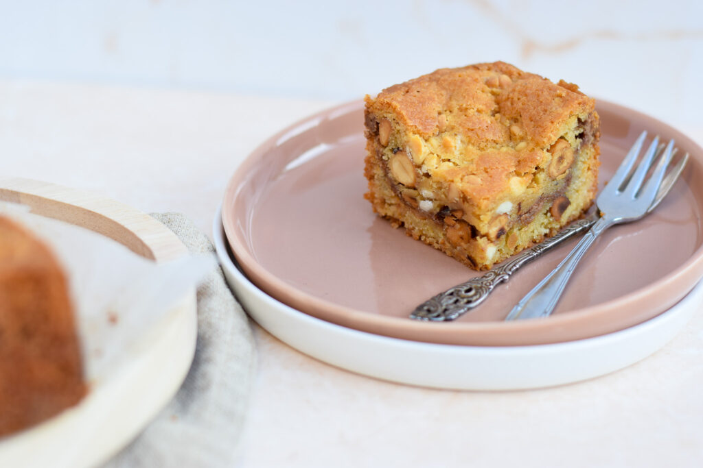 Hazelnoot blondies met witte chocolade