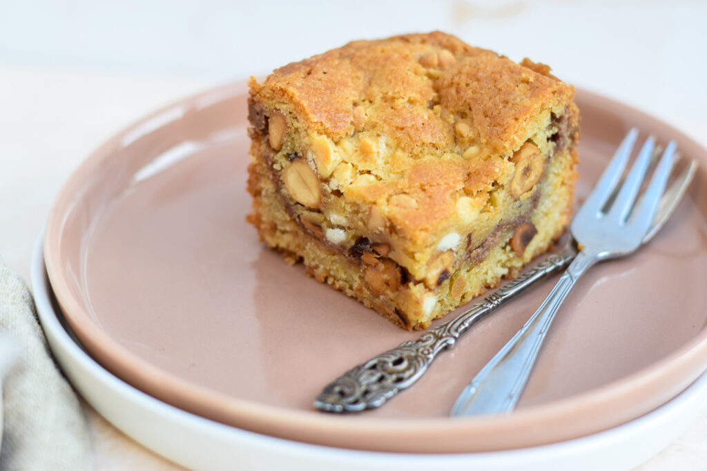 Hazelnoot blondies met witte chocolade