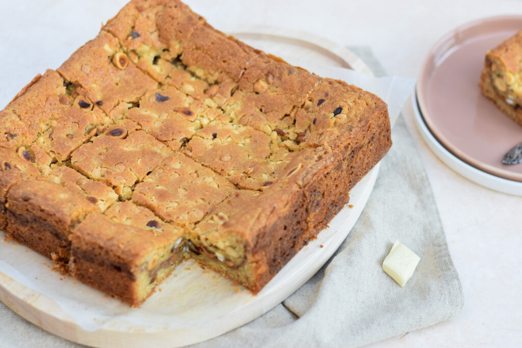 Hazelnoot blondies met witte chocolade