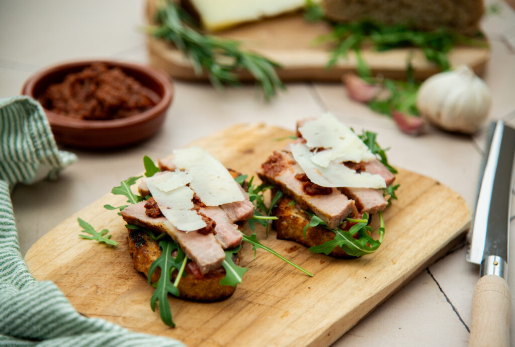 Gegrilde secreto op pan con tomate
