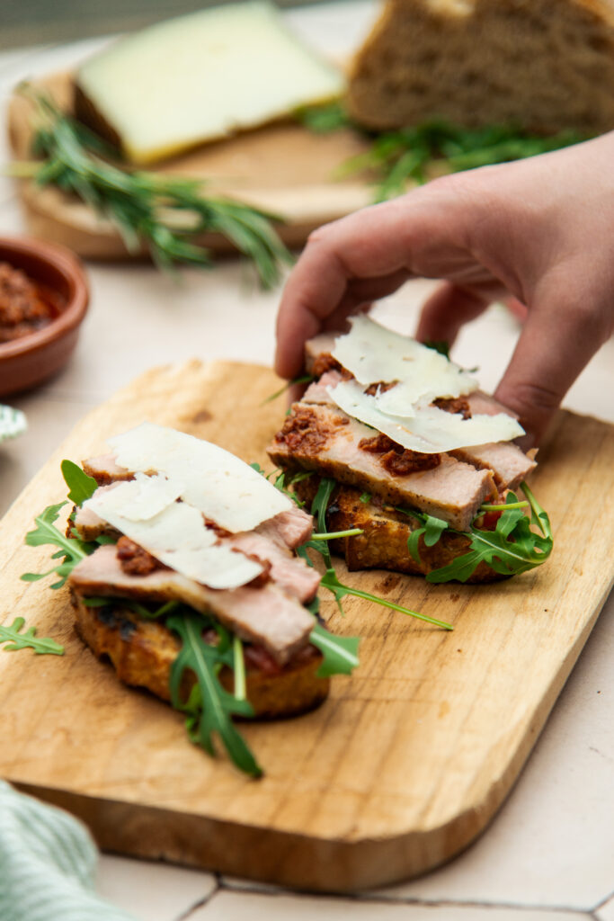 Gegrilde secreto op pan con tomate
