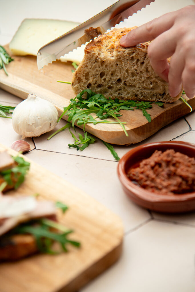 Gegrilde secreto op pan con tomate