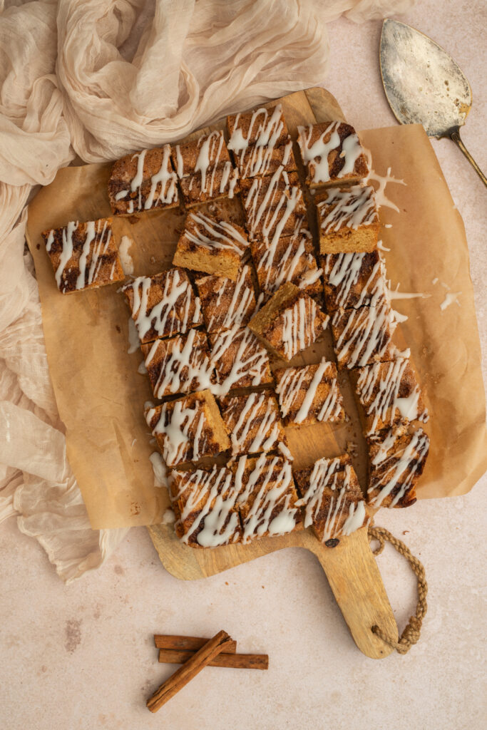 Cinnamon roll blondies