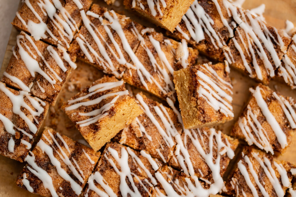 Cinnamon roll blondies