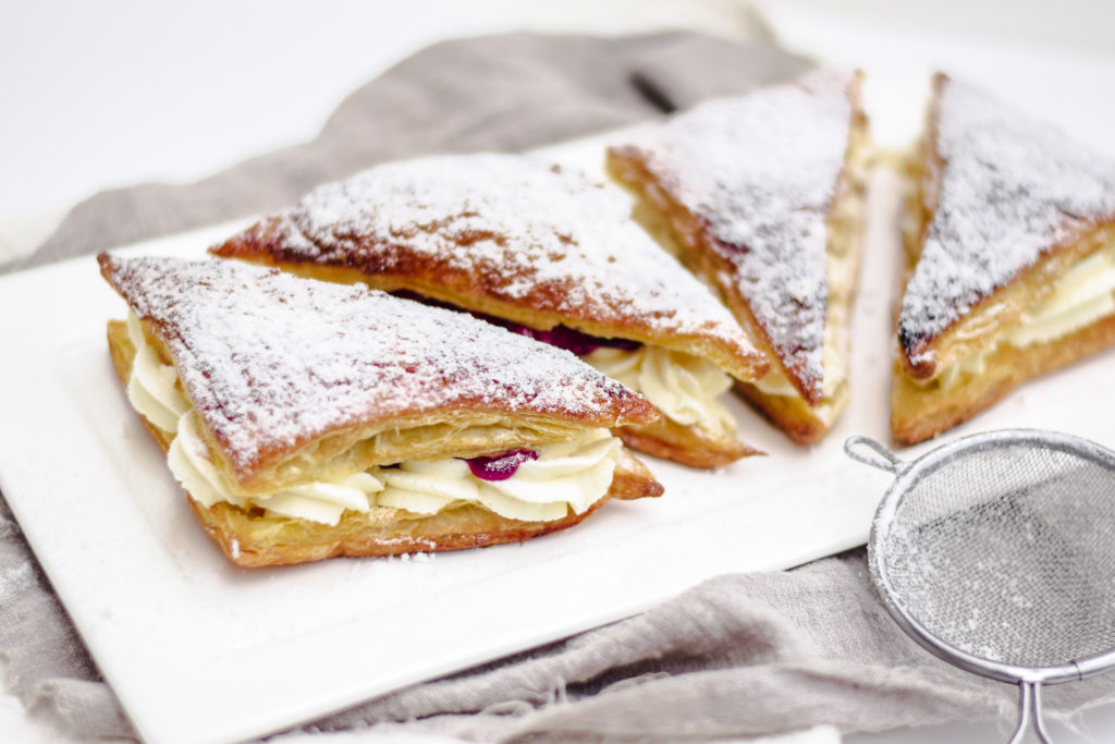 Kersenflappen met slagroom