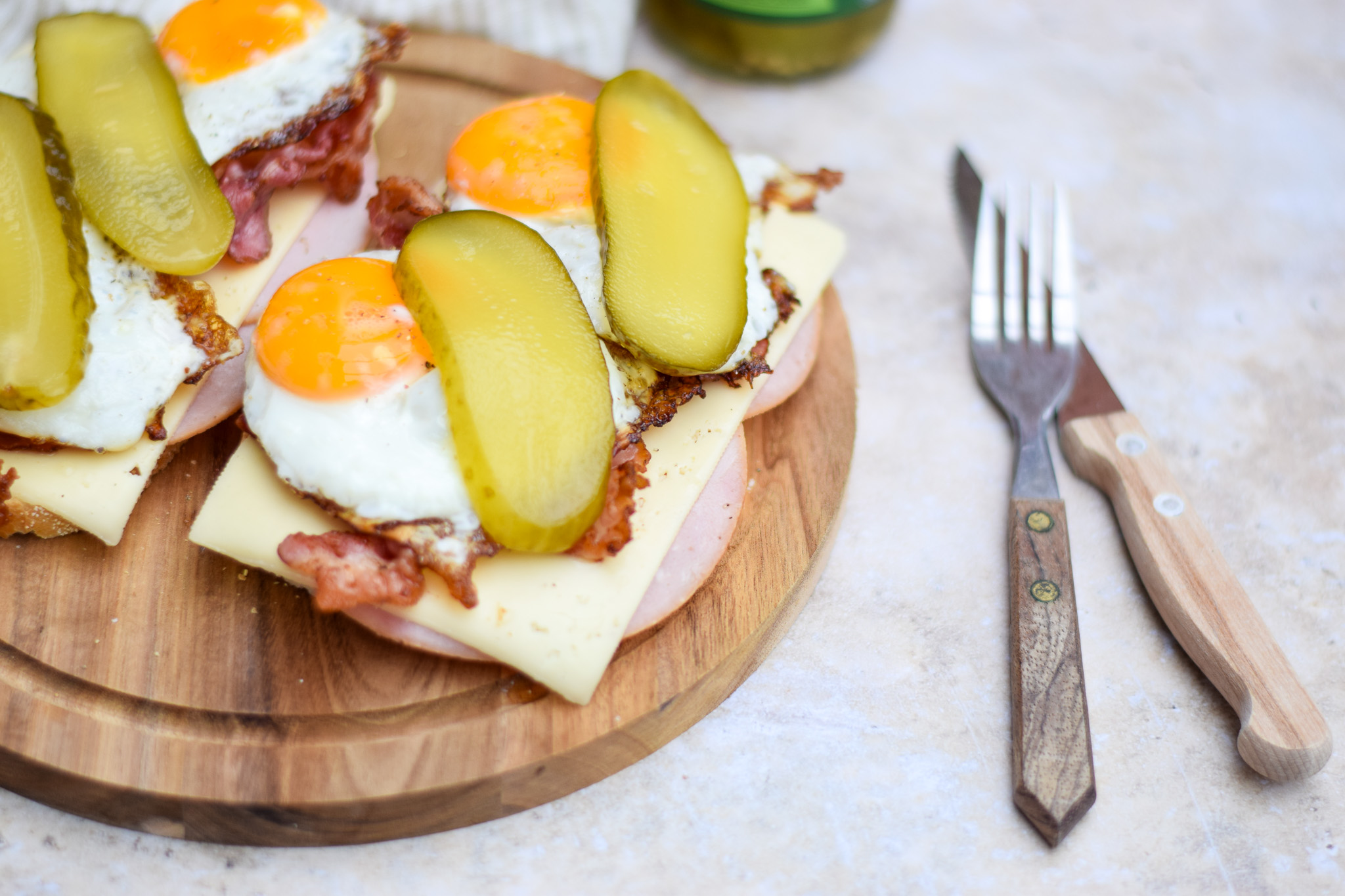 Uitsmijter met spek, ham en kaas
