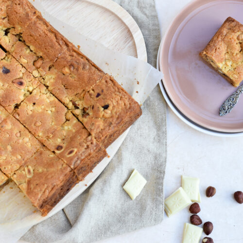 Hazelnoot blondies met witte chocolade