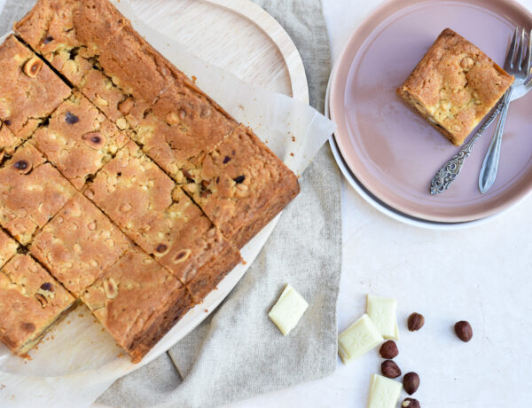 Hazelnoot blondies met witte chocolade