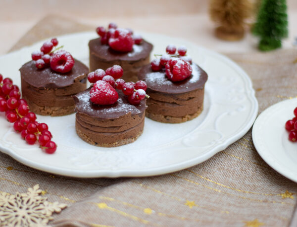 Kleine truffeltaartjes met rood fruit