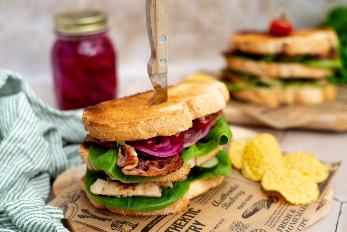Club sandwich met pesto mayonaise
