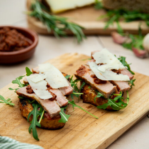 Gegrilde secreto op pan con tomate
