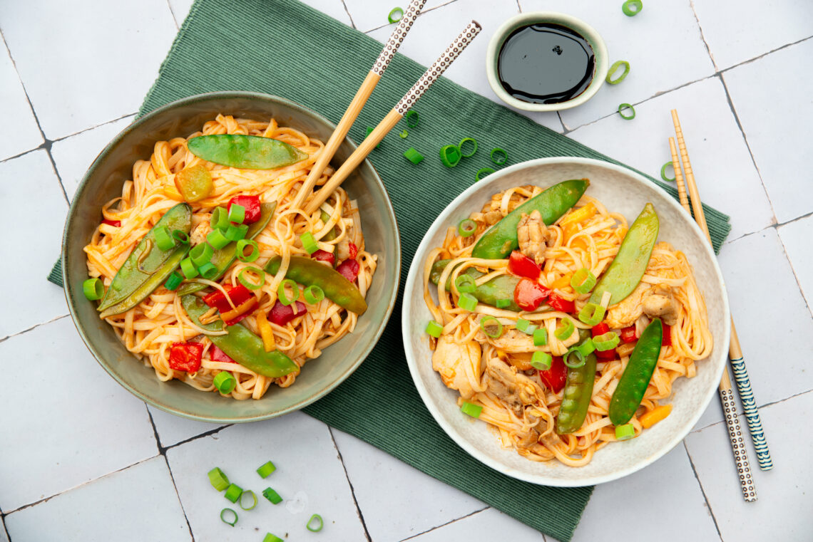 Chinese zoetzure noedels met kip
