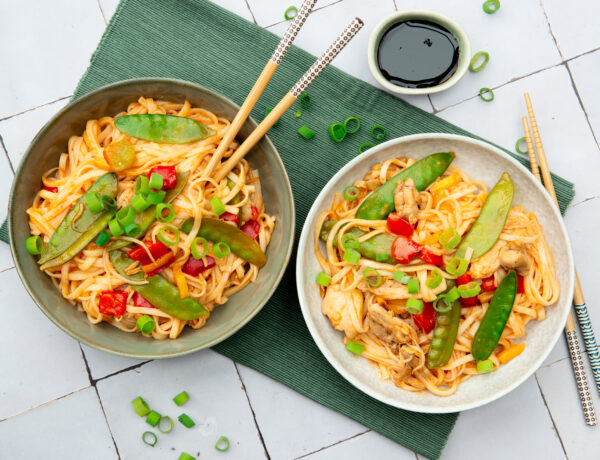 Chinese zoetzure noedels met kip