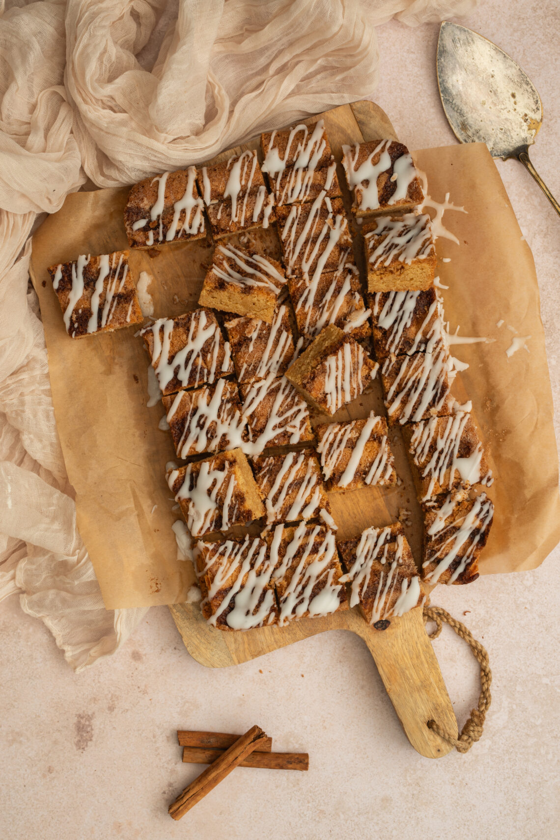 Cinnamon roll blondies